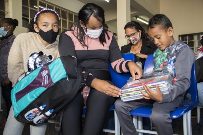 Santa Bárbara inicia entrega de kits escolares na Rede Municipal