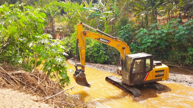 Prefeitura inicia desassoreamento nos rios de Santa Bárbara