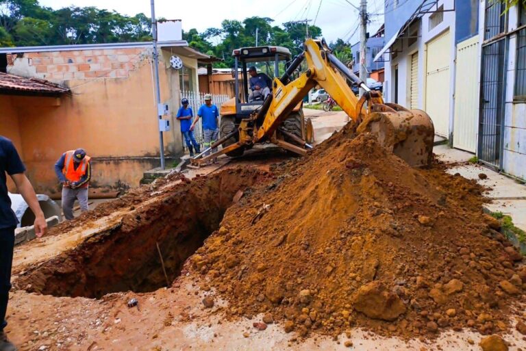 Prefeitura retoma obra em rua de Santa Bárbara