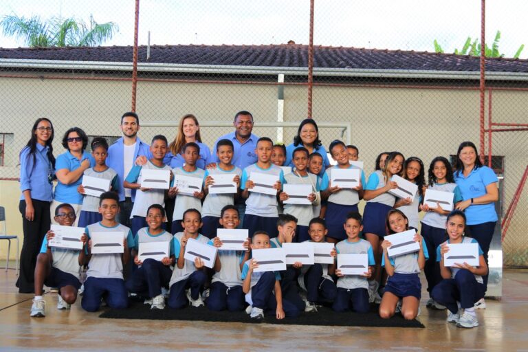 Santa Bárbara entrega tablets a alunos do 5º ano da Rede Municipal