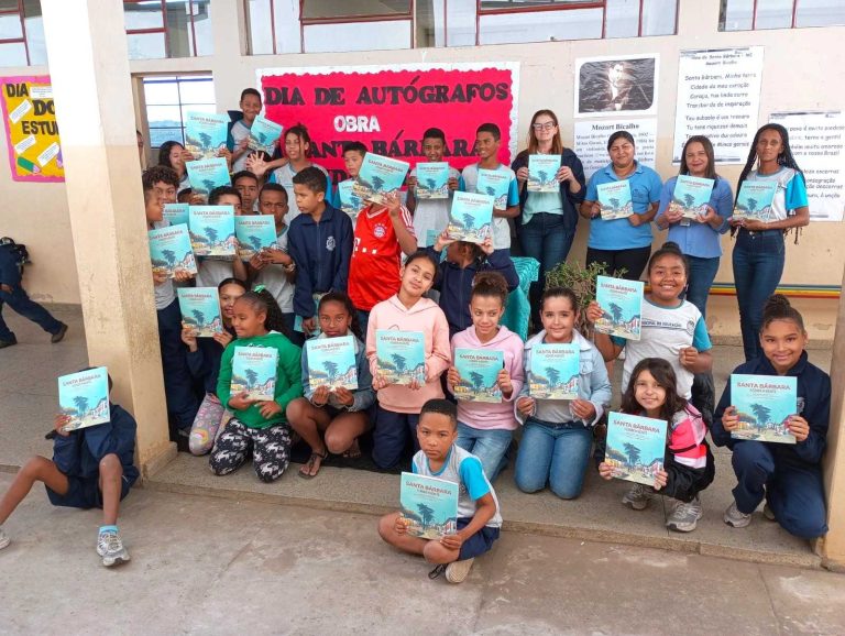Alunos da Escola Adélia Hosken Ayres promovem o dia do autógrafo