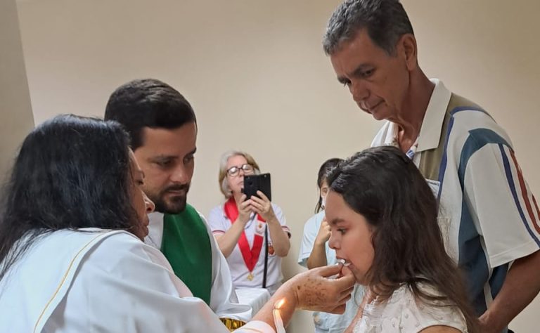 Hospital Márcio Cunha promove 1ª Eucaristia a paciente de 10 anos