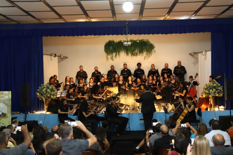 Homenagens e shows marcam o aniversário de Santa Bárbara