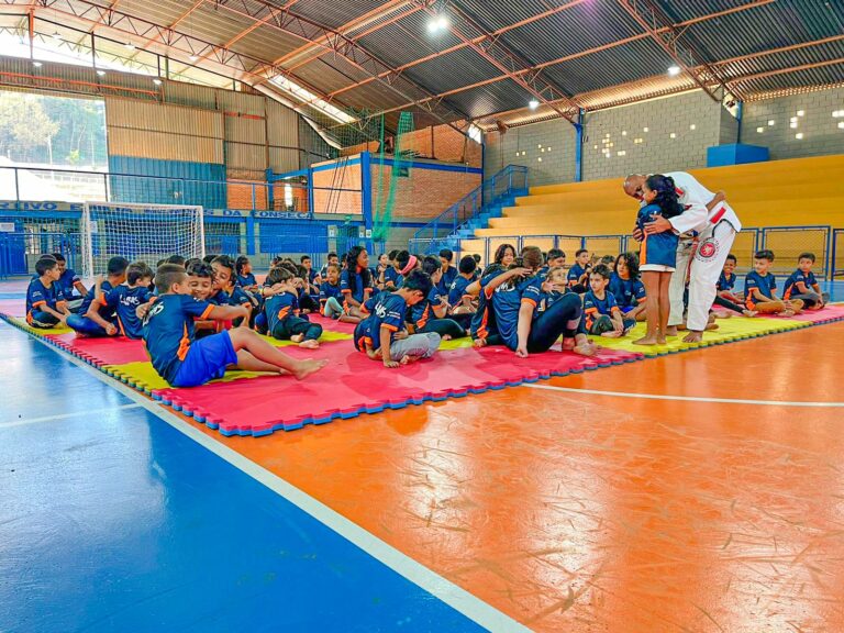 Prefeitura promove Festival de Lutas para os alunos das escolinhas de Santa Bárbara