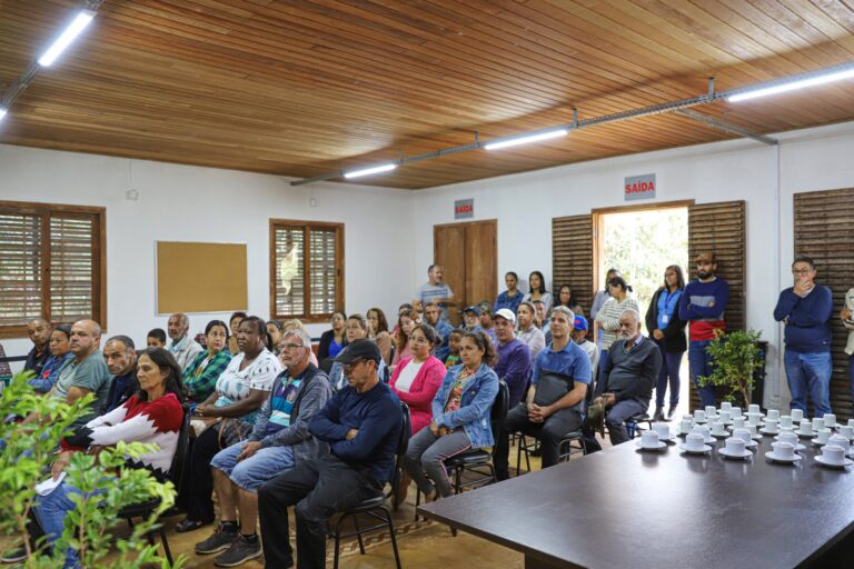 Santa Bárbara: Prefeitura inicia mais uma entrega de mudas frutíferas