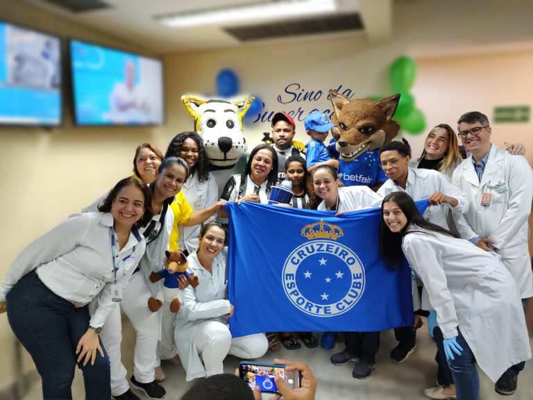 Equipe de Oncologia do HMC prepara visita do Raposão para paciente
