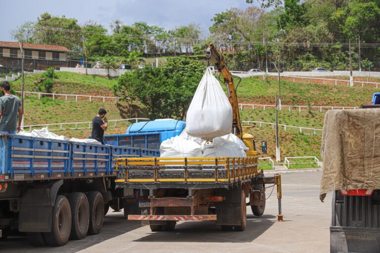 Santa Bárbara: Prefeitura inicia entrega de calcário aos produtores rurais