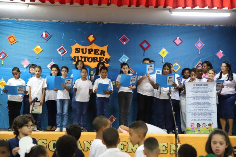 CAE realiza noite especial para entrega dos livros do projeto Super Autores