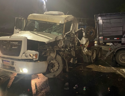 Carreta atinge veículos na Getúlio Vargas, em João Monlevade